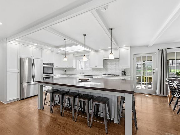 3rd image of 2029 Grosvenor Dr