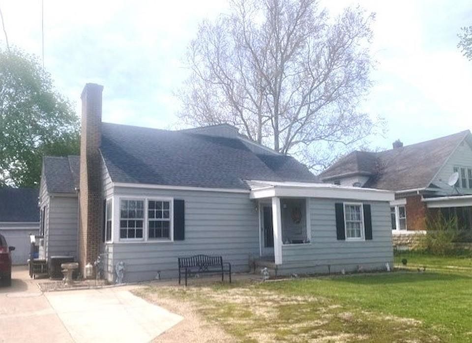 1st image of 826 S Park Blvd