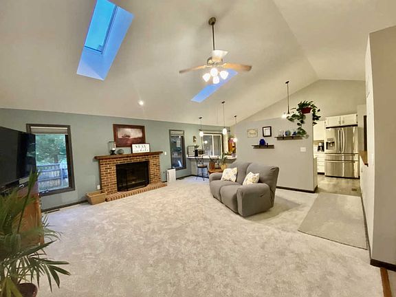 3rd image of 513 Pinewood Dr