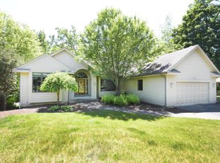 762 Timber Ridge Ct, Fontana, WI 53125