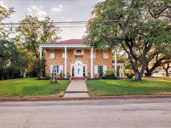 1404 S Blackburn St, Brady, TX 76825