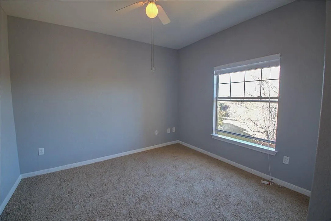 3 bed, 2.0 bath, 1192 sqft, $1,695 — Photo 4