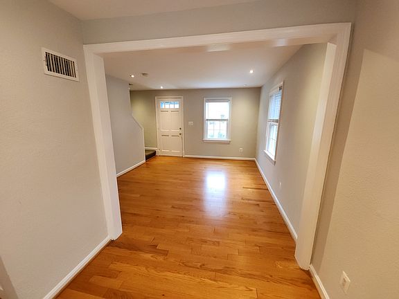3rd image of 405 S Veitch St