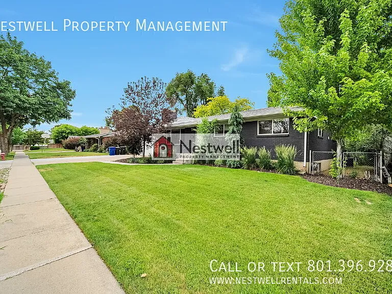 1335 E Maplewood Dr — Photo 3