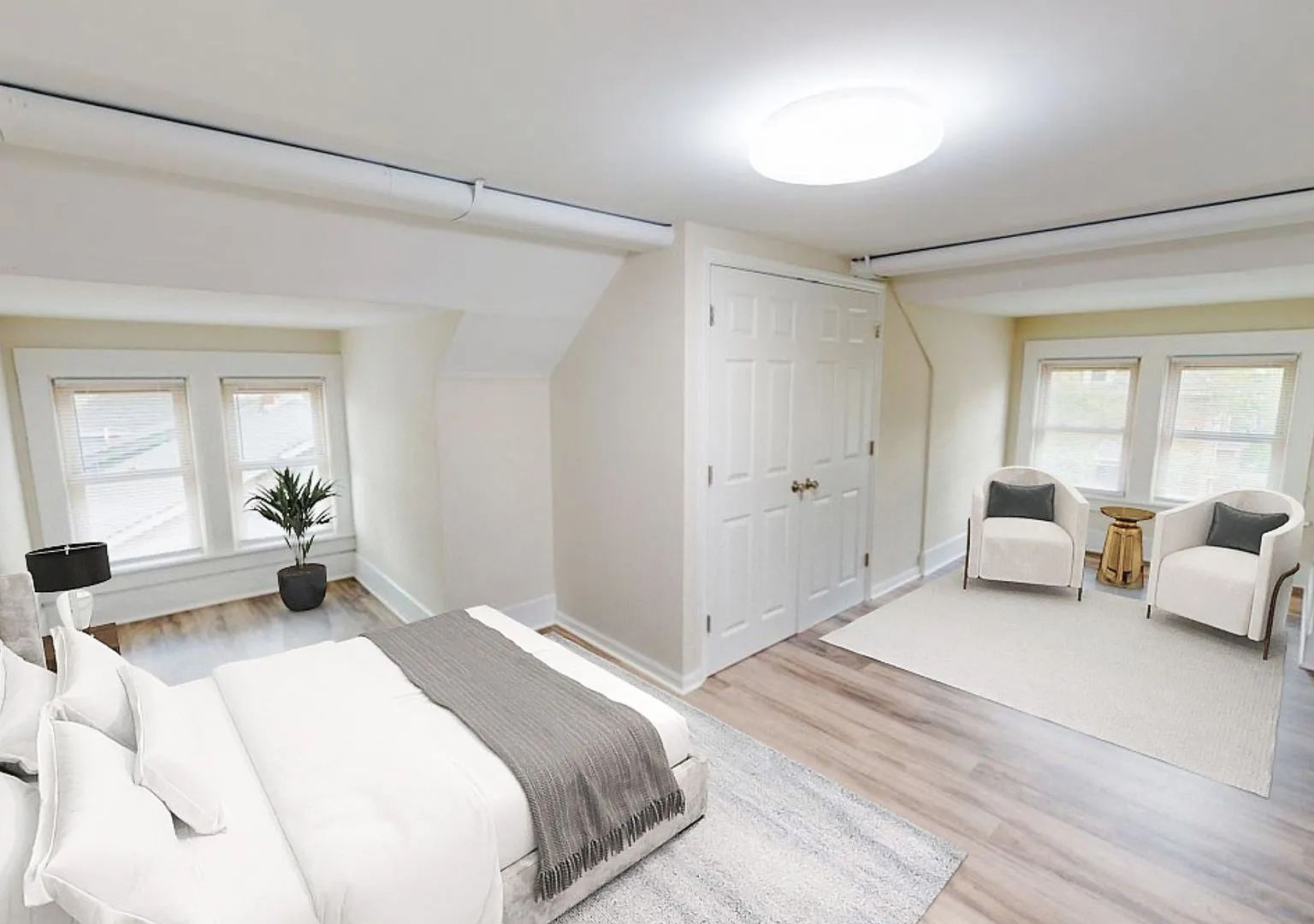 6 Bedrooms + 3.5 Full Bathrooms Single Family House — Photo 1