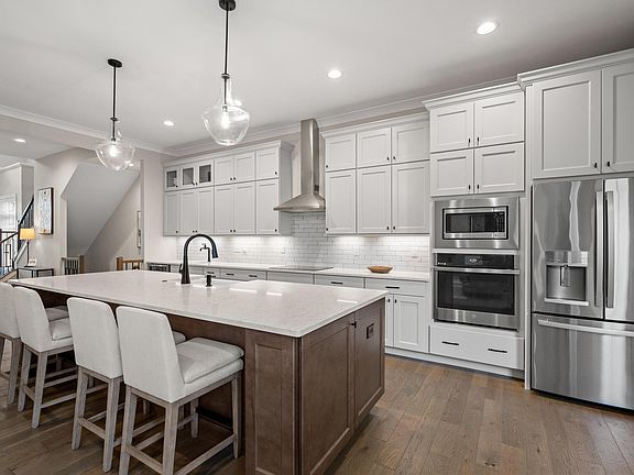 3rd image of 1077 Walburg Ave