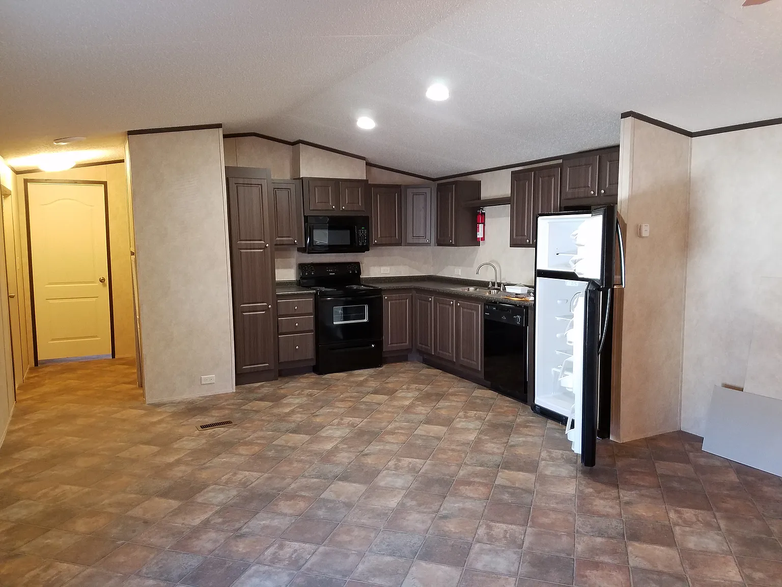 3 bed, 1025 sqft, $1,175 — Photo 2