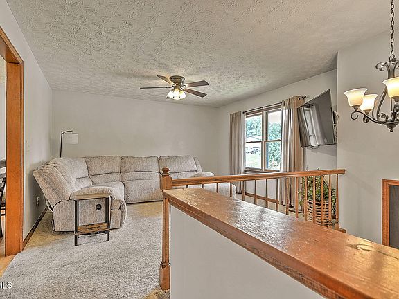4th image of 336 Hemlock St