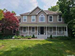 2 Greystone Ct, Manorville, NY 11949