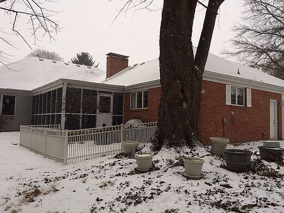3rd image of 306 E Sherwin Cir