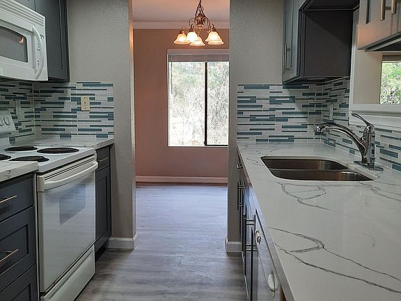 3rd image of 10520 NE 32nd Pl APT J303