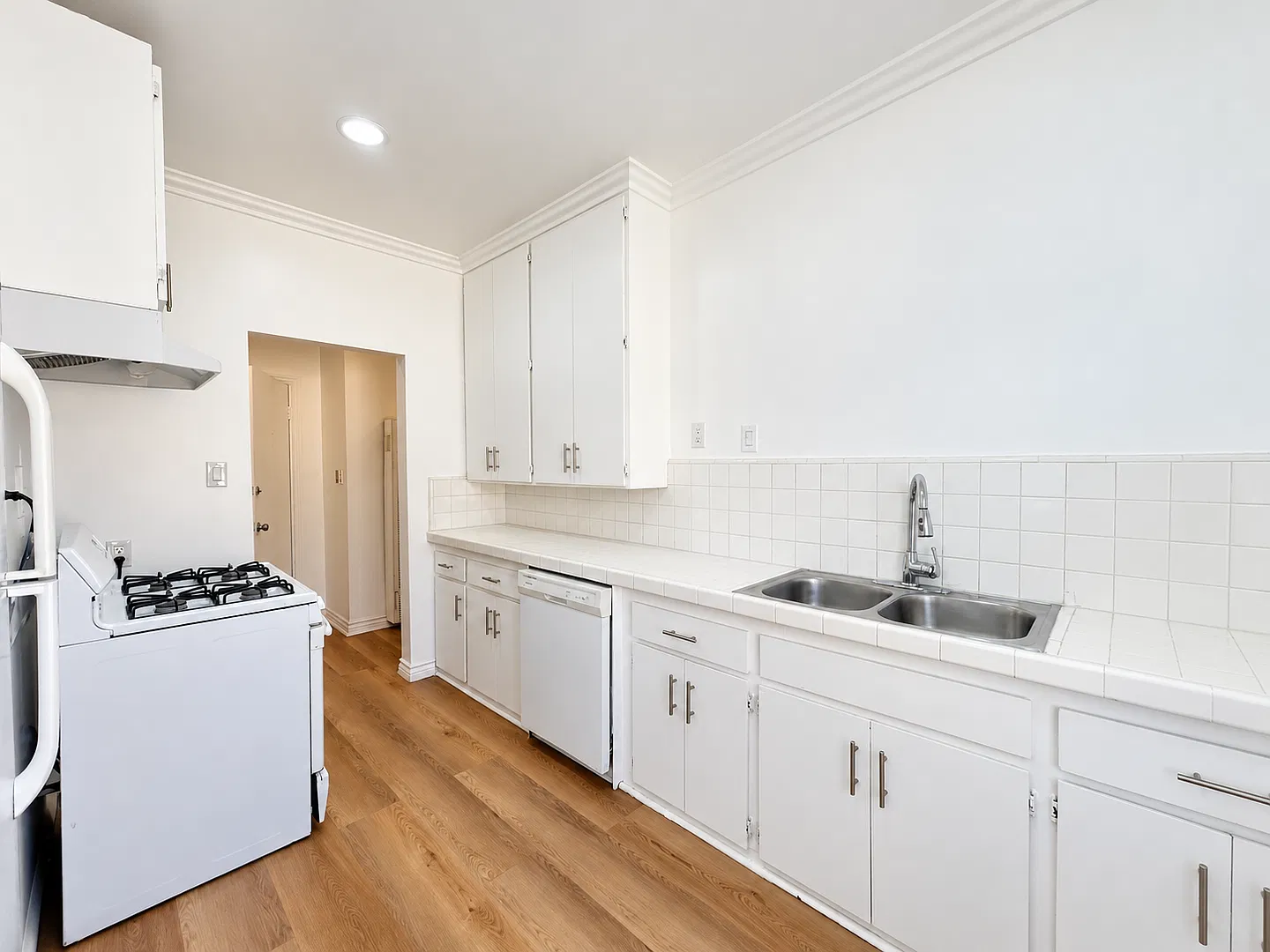 2126 Ridgeley Drive — Photo 4