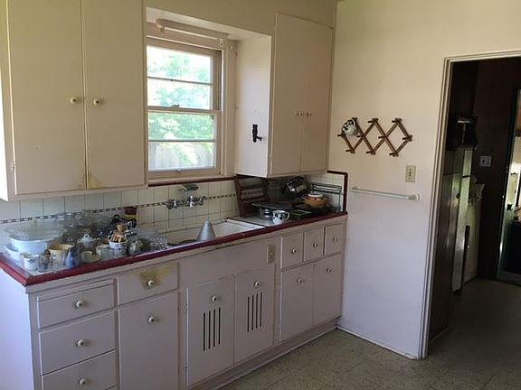 5th image of 126 Glenwood Ave