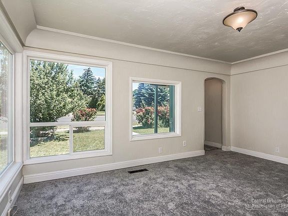 5th image of 399 SE Fairview St