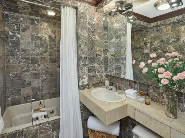 415 East 52nd Street image 13 of 14