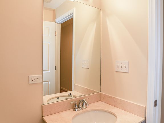 3rd image of 3921 N Kedzie Ave #3S