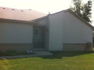 29126 Cherry Oak Dr, Chesterfield, MI