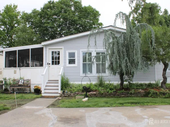 19 Twain Rd, North Brunswick, NJ 08902