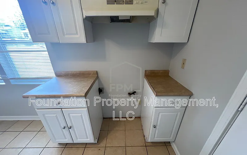3 bed, 1.0 bath, 867 sqft, $1,100 — Photo 4