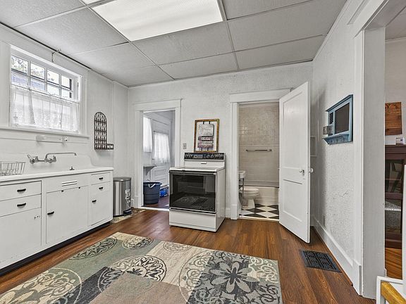 2nd image of 410 Linn St
