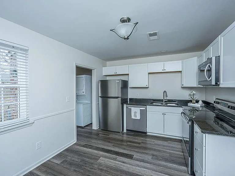306 Crestview Dr — Photo 5