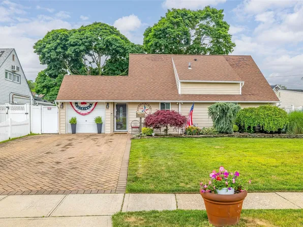 25 Downhill Lane, Wantagh, NY 11793