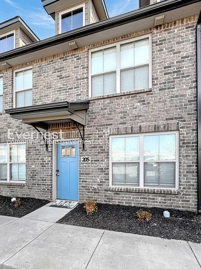 3 bed, 3.0 bath, 1400 sqft, $1,395 — Photo 2