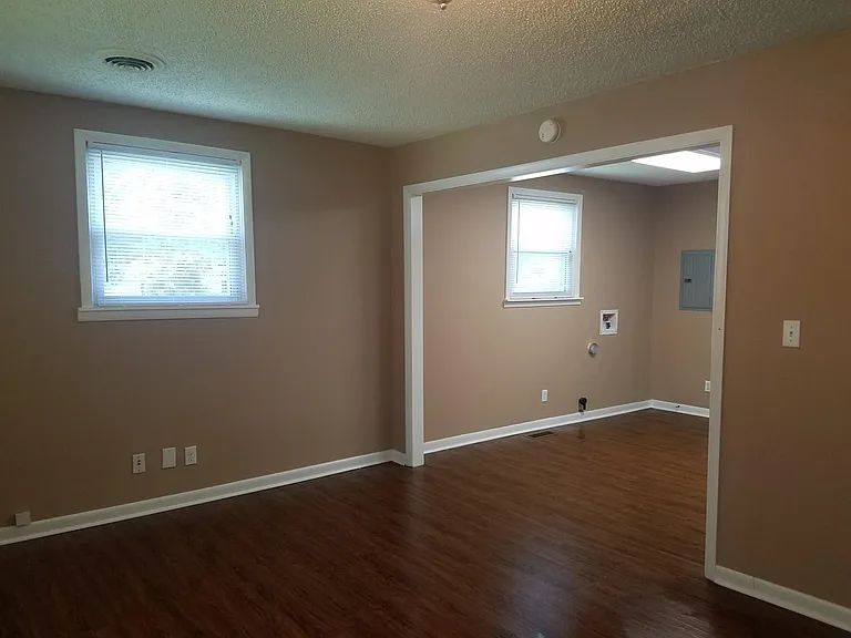 402 South Ct — Photo 3