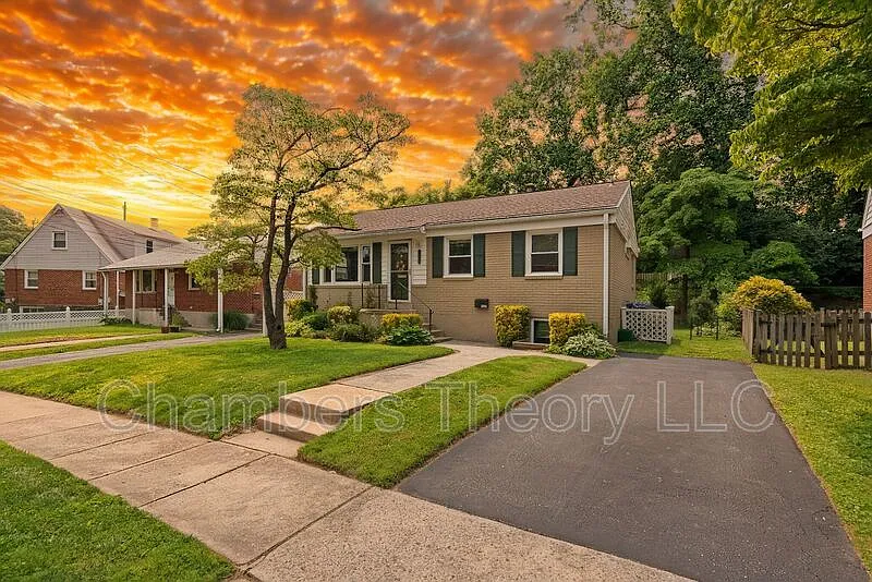 4 bed, 2.0 bath, 1760 sqft, $3,200 — Photo 1