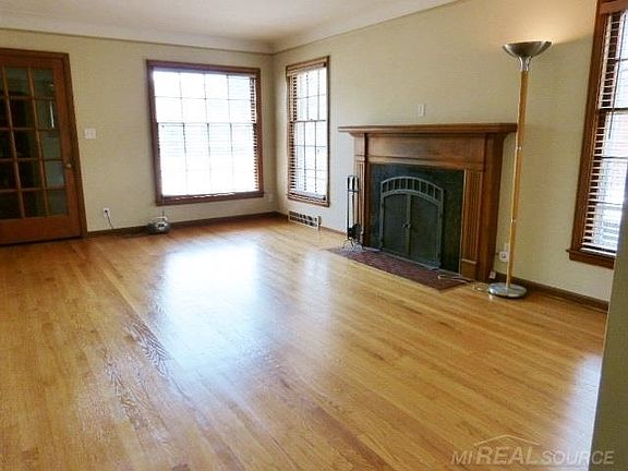 4th image of 15163 Camden Ave