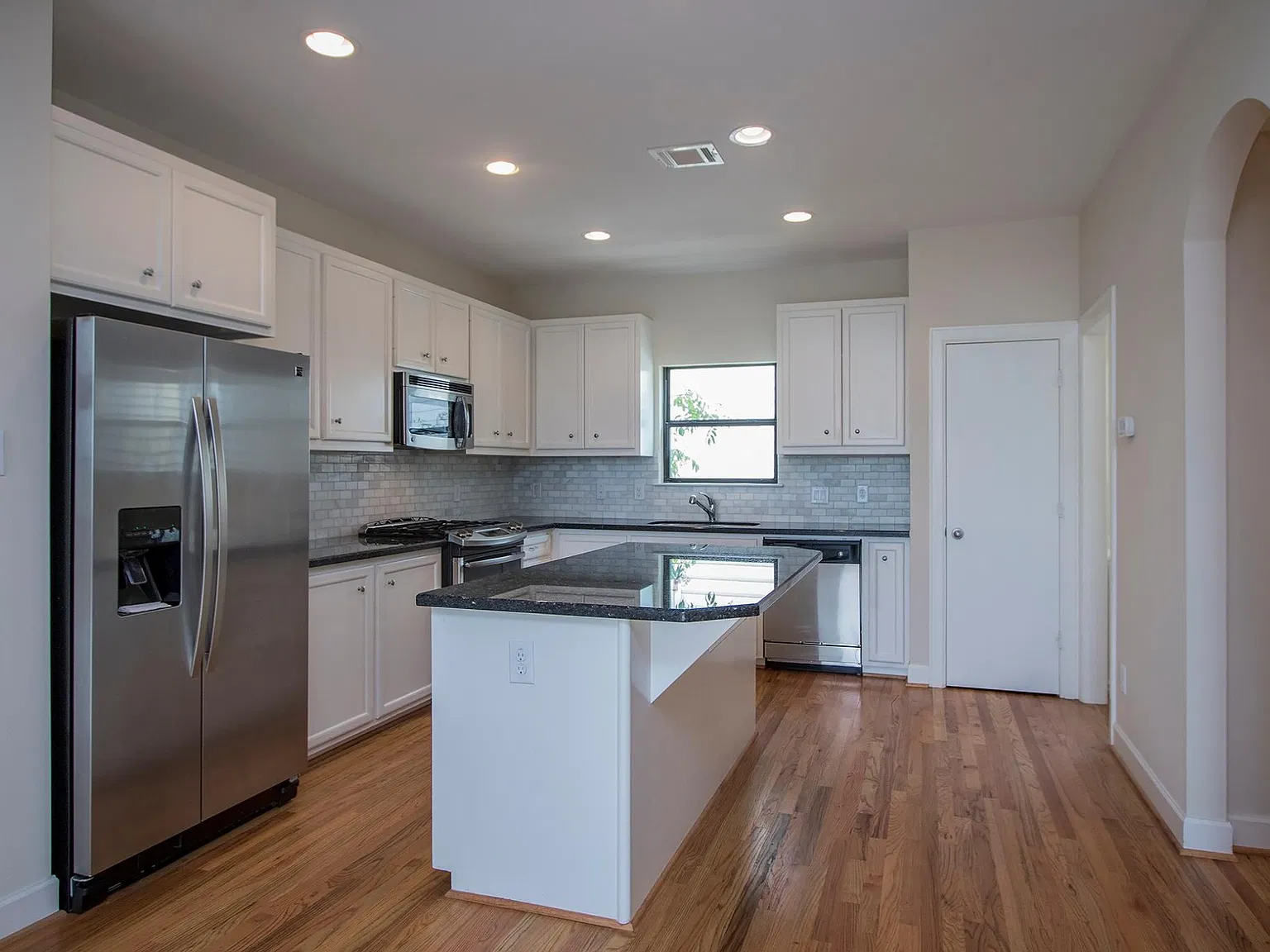 3 bed, 2057 sqft, $2,500 — Photo 3