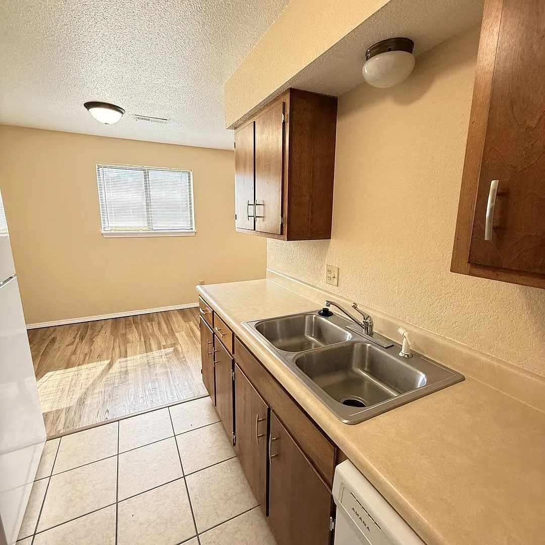Delwin Apts — Photo 3