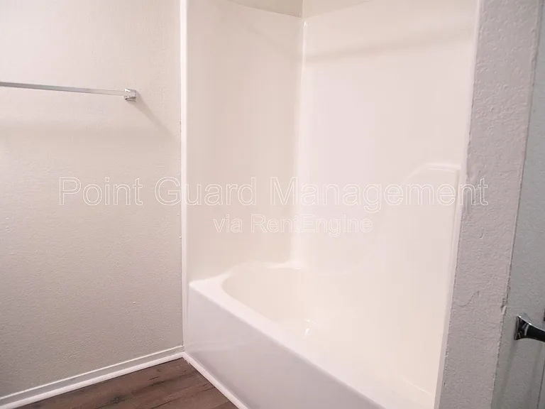 107 W Gold Coast Rd — Photo 38