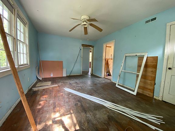 4th image of 403 Crowl St