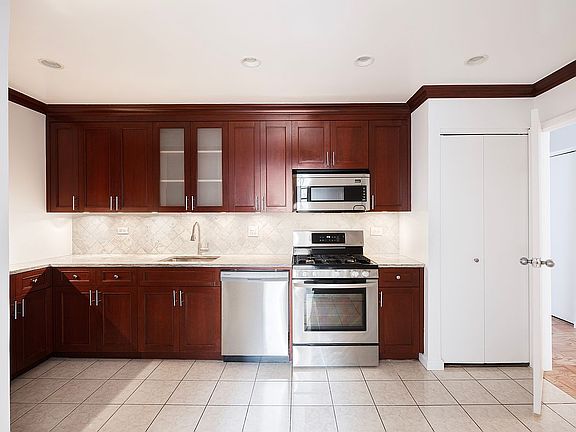 4th image of 525 E 80th St APT 10B