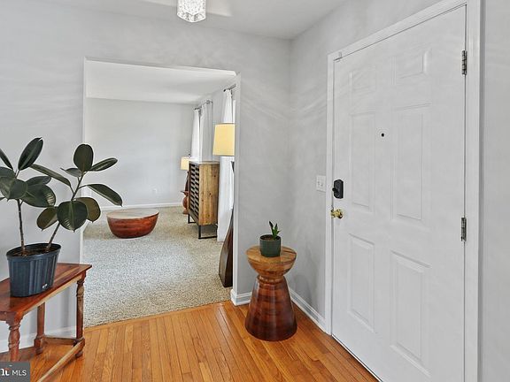3rd image of 7 Pin Oak Dr
