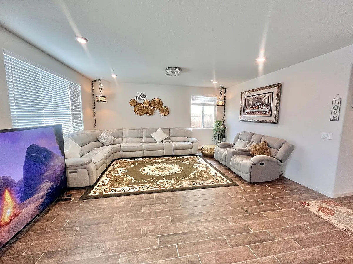Building Photo - 2047 Greenbriar Dr