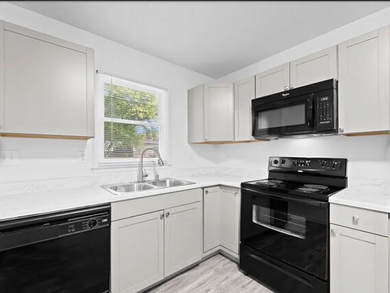 1008 Trinity St #1 — Photo 3