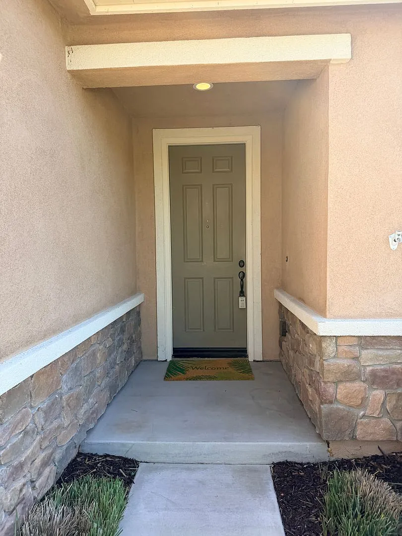 4 Bedrooms + Den, Office, or Optional 5th Bedroom - Murrieta — Photo 2