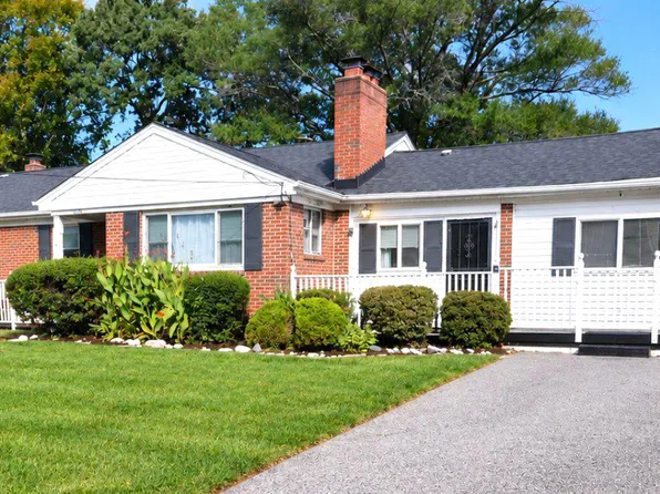 5707 Center Dr, Temple Hills, MD 20748