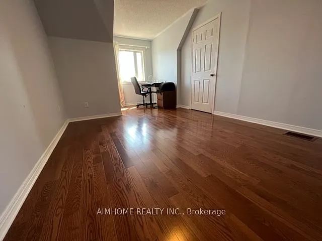 9013 Yonge St — Photo 17