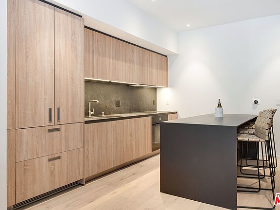 3rd image of 1030 N Kings Rd Unit 303