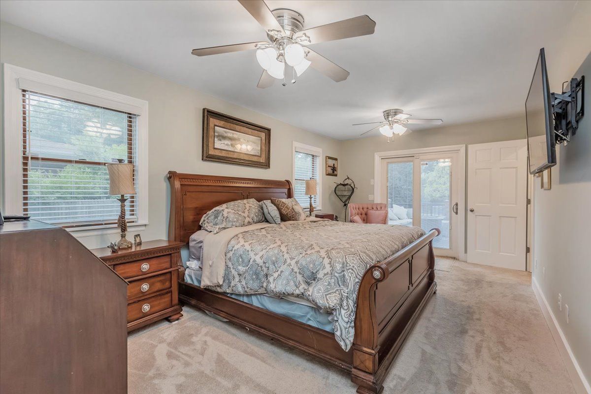  Main Level: Large Master Bedroom Suite