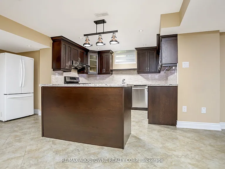 2235 Grenville Dr — Photo 31