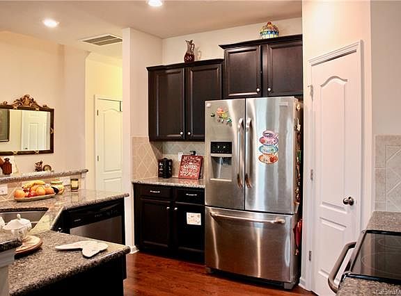 5th image of 3217 Yarmouth Ln