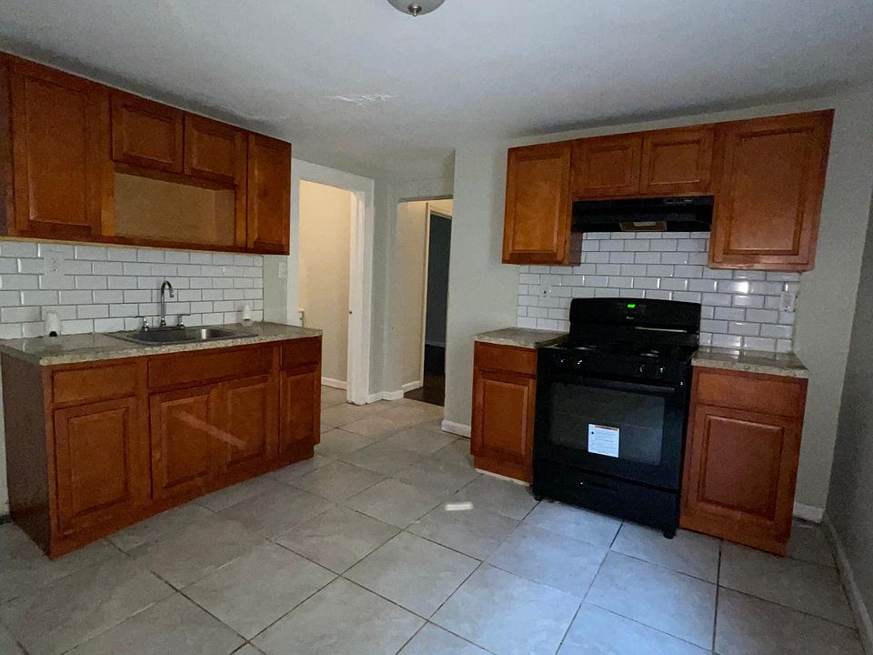 1st image of 46 Blum St Floor 1