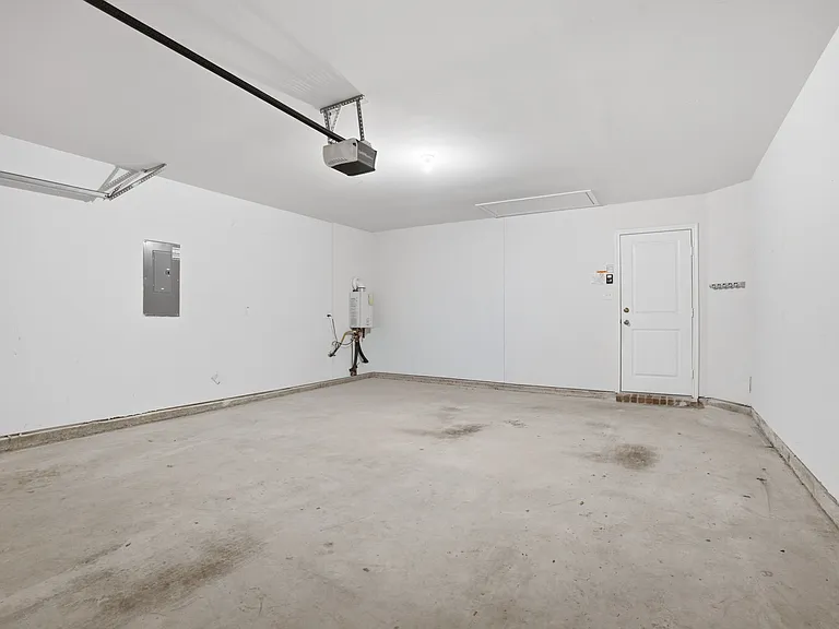 1106 Cowboy Ln — Photo 10