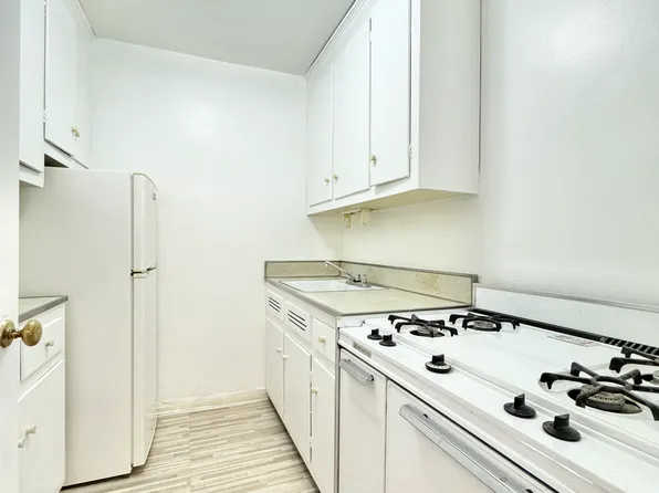 83-37 Saint James's Avenue image 3 of 8