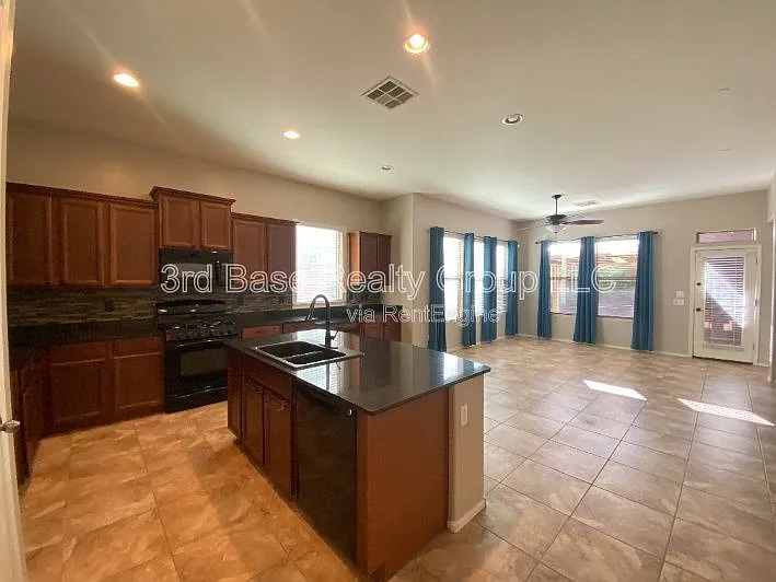 4 bed, 2.0 bath, 1932 sqft, $2,195 — Photo 2