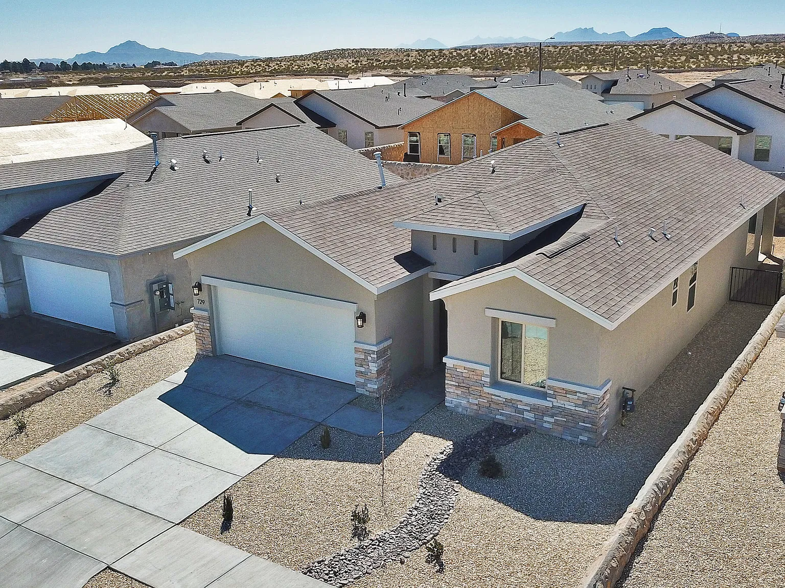 4 bed, 2.5 bath, 1740 sqft, $2,095 — Photo 2